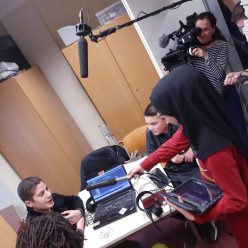Reporter werden von Profis gefilmt